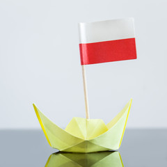 Papierschiff mit polnischer Flagge