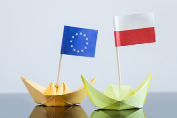 Papierschiffe mit europäischer und polnischer Fahne