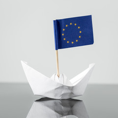 Papierschiff mit europäischer Flagge