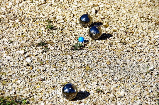 Boules de p&eacute;tanque avec cochonnet bleu