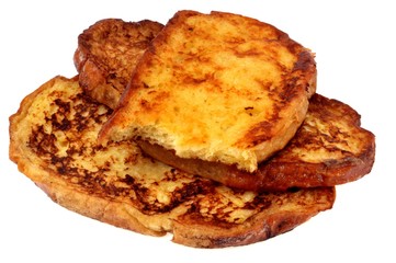 Tranches de pain perdu sur fond blanc