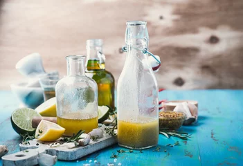 Foto auf Acrylglas Vinaigrette und Zutaten, Salatdressing mit Öl, Essig © istetiana