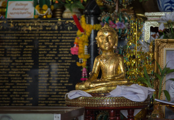 Fototapeta na wymiar golden buddha statue 