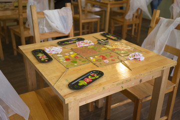 Рабочее место детей после урока рисования. Москва. Россия.