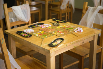 Рабочее место детей после урока рисования. Москва. Россия.