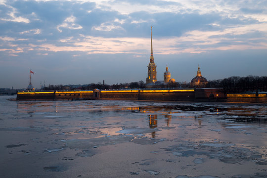 Закат на реке. Весна. Санкт-Петербург. Россия.