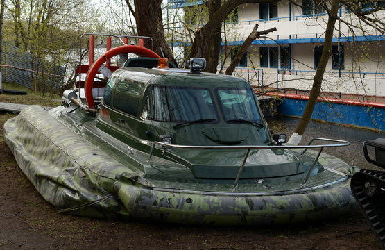 Amphibious boat "Slavir 636" on the river Moscow.