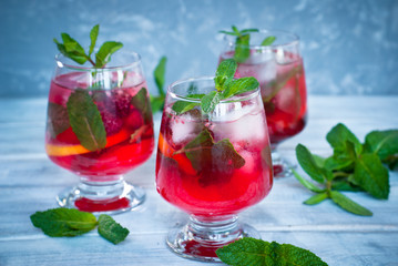 Lemonade with mint and raspberries.