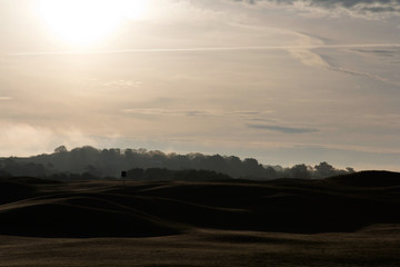 Obraz premium Golf course at dawn with low light