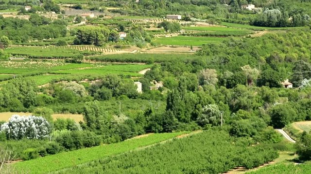 Le village de Bonnieux surplombant les vergers