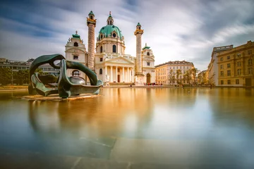 Fototapete Wien Blick auf st. Karlskirche am Karlsplatz in Wien. Langzeitbelichtungstechnik mit verschwommenen Wolken und glänzendem Wasser