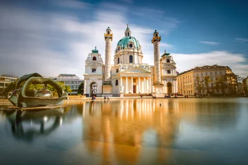 Foto auf Acrylglas Wien Blick auf st. Karlskirche am Karlsplatz in Wien. Langzeitbelichtungstechnik mit verschwommenen Wolken und glänzendem Wasser