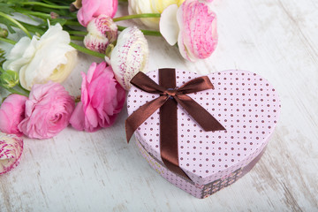 Ranunkeln Blumenstrauß auf einem Holztisch