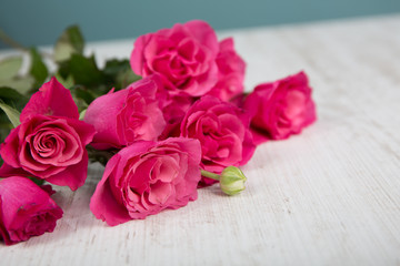 Rosen Blumenstrauß auf einem Holztisch

