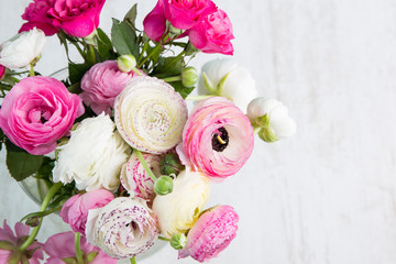 Ranunkeln Blumenstrauß auf einem Holztisch
