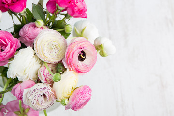 Ranunkeln Blumenstrau&szlig; auf einem Holztisch
