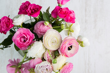 Ranunkeln Blumenstrauß auf einem Holztisch
