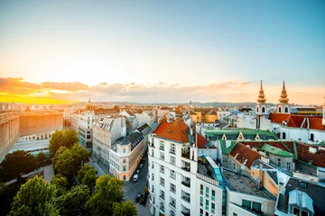 Afwasbaar Fotobehang Wenen Panoramisch stadsgezicht op de stad Wenen met Mariahilfer-kerktorens op de zonsondergang in Oostenrijk