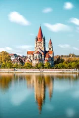 Fototapete Wien Kirche St. Franziskus von Assisi mit Reflexion über das Wasser in Wien