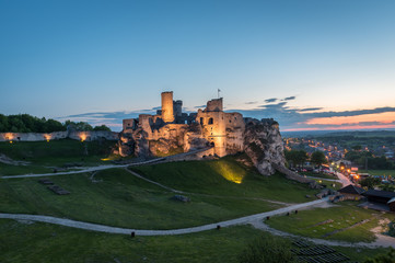 Castle, Ogrodzieniec fortifications, Poland. - obrazy, fototapety, plakaty