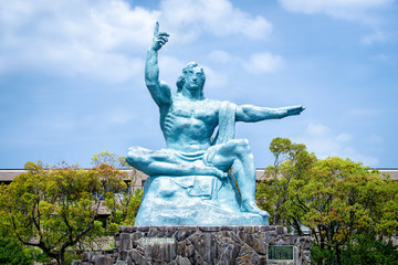 Friedensstatue in Nagasaki Japan als Erinnerung an den Atomkrieg  - obrazy, fototapety, plakaty