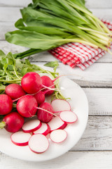 Fototapeta na wymiar Fresh red radishes
