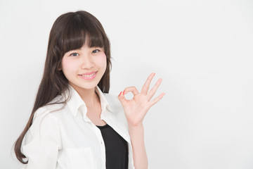 ポーズをとる女性
