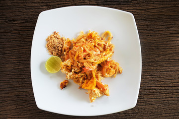  Padthai : Thai noodle style on the wood desk