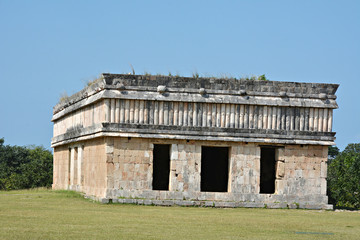Obraz premium The house of turtles in ancient Mayan site Uxmal, Mexico.