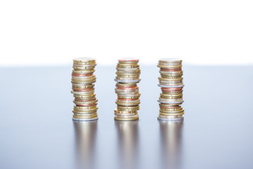 Euromünzen gestapelt, Münztürme, freigestellt