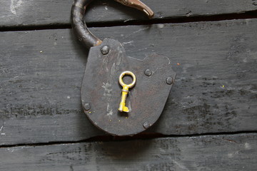 Open idea - key and old padlock 