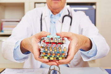 Arzt hält viele Medikamente in seinen Händen