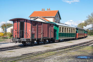 Fototapeta na wymiar Train de voyageurs à vapeur en gare, monument historique, Baie de Somme, Picardie, France