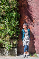 Obraz premium Femme devant le mur végétal Rue de l'Annonciade à Lyon