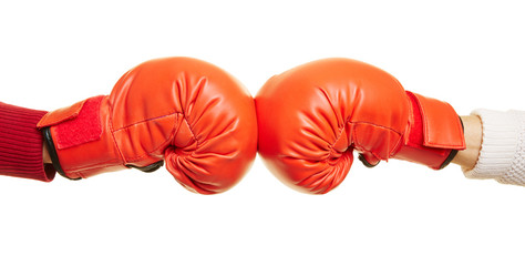Zwei Hände mit roten Boxhandschuhen