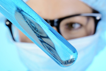 Wissenschaftler oder Laborant mit Reagenzglas bei Versuch und Forschung im Labor 