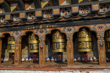 Obraz premium Bhutanese buddism praying wheels at Kyichu Lhakhang Temple, Paro, Bhutan