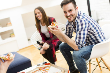 Obraz na płótnie Canvas Man eating pizza
