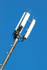 Mobilfunkmast und herrlich blauer Himmel