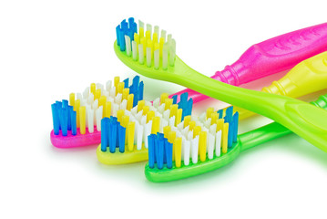 Четыре зубные щетки на изолированном белом фоне