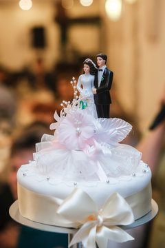 bride and groom figurines on a wedding cake