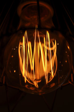 Antike Glühbirne mit zick-zack-förmigem Glühfaden
