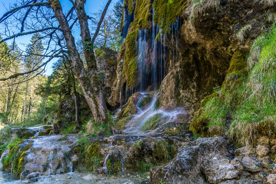 Ammerschlucht und seine Schleierf&auml;lle unter blauem Himmel