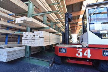 Wooden boards and wooden beams in a sawmill // Lagerhalle mit Holzbrettern und Holzbalken in einem...