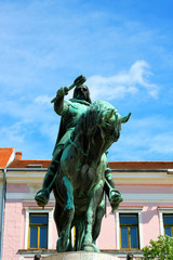 Obraz premium A statue of Janos Hunyadi on Szechenyi Square in Pecs, Hungary