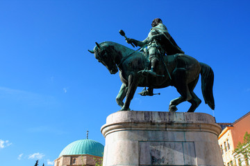 Obraz premium A statue of Janos Hunyadi on Szechenyi Square in Pecs, Hungary