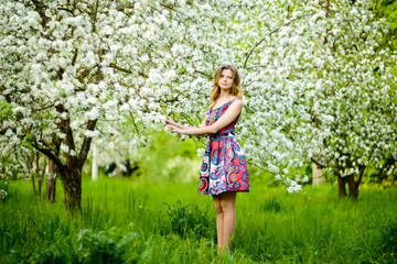 Fototapeta na wymiar Beautiful woman in blooming garden