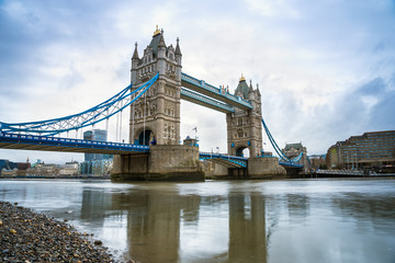 Fototapety  Londyn, Wielka Brytania – słynny na całym świecie most Tower Bridge o poranku