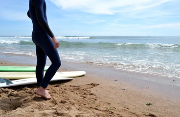 Surfeur prêt pour le départ