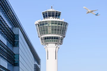 Foto auf Acrylglas Flughafen Kontrollturm des internationalen Flughafens München und abfliegender Start